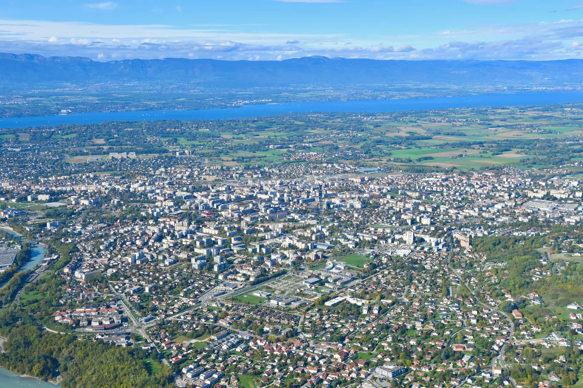 Vue aérienne d’Annemasse, avec le lac Léman et le Jura en arrière-plan