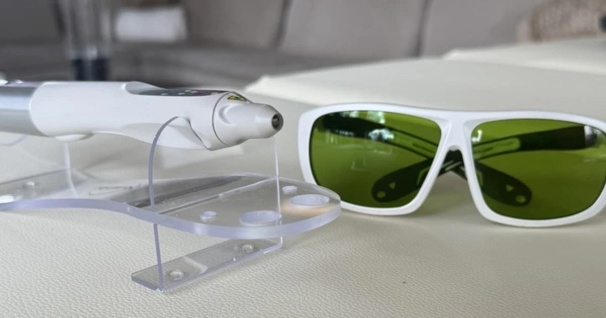Stylo laser d'auriculothérapie et lunettes de protection au cabinet, alternative aux patchs pour arrêter de fumer