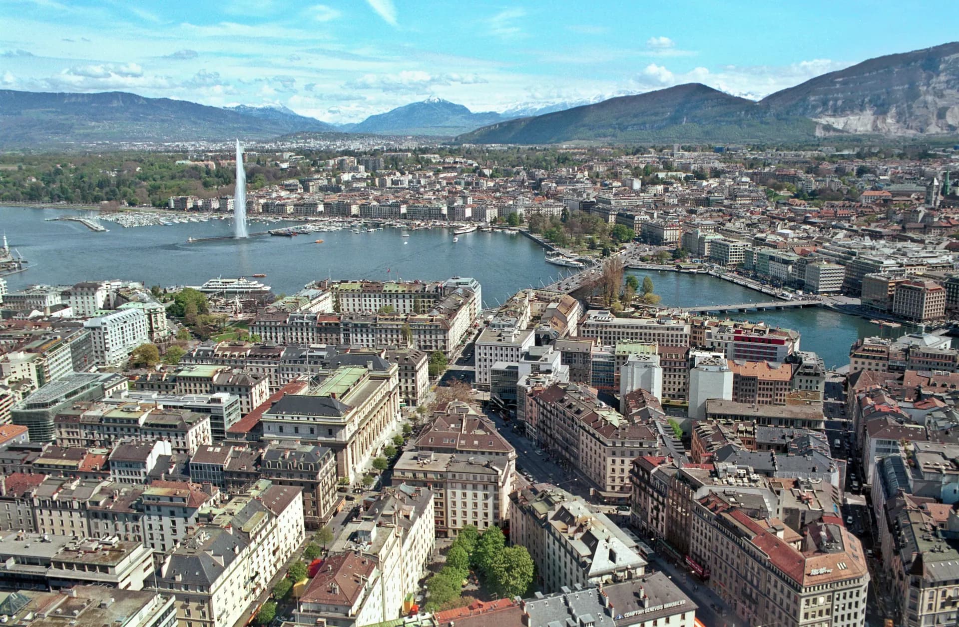 Vue aérienne de Genève : la rade, le jet d’eau et le pont du Mont-Blanc